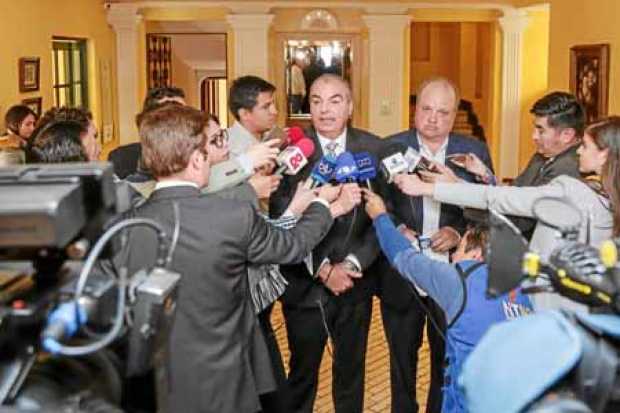 Aurelio Iragorri, presidente del Partido de la U y Jorge Enrique Vélez, director de Cambio Radical, anunciaron que ambas colecti