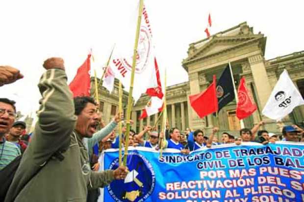 Los peruanos realizaron ayer una protesta nacional que recibió el respaldo público del presidente, Martín Vizcarra, quien consid