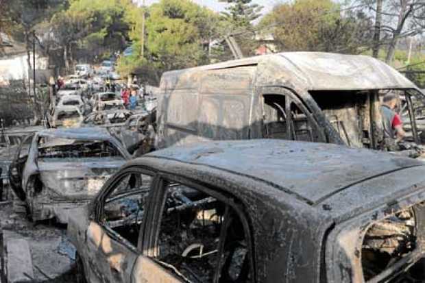 Carros calcinados en una zona afectada por los incendios en Argyra Akti, en Mati (Grecia).