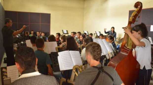  Banda Sinfónica Estudiantil de la Institución Educativa Gerardo Arias Ramírez de Villamaría.