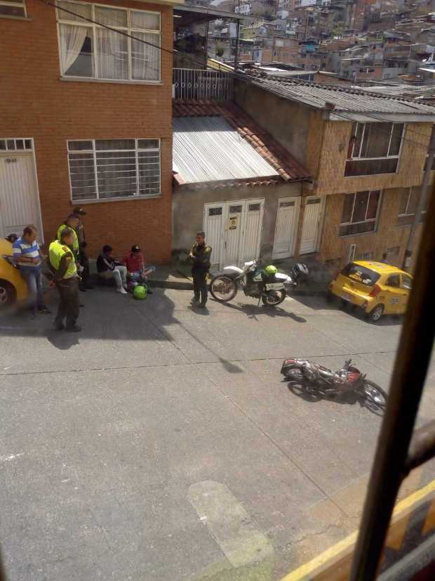 A los dos ladrones los aprehendieron en El Bosque. La moto quedó en la mitad de la vía.