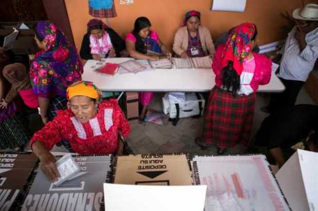 Varias mujeres acuden a votar hoy en Oaxaca (México). 89 millones de mexicanos están en el censo. 