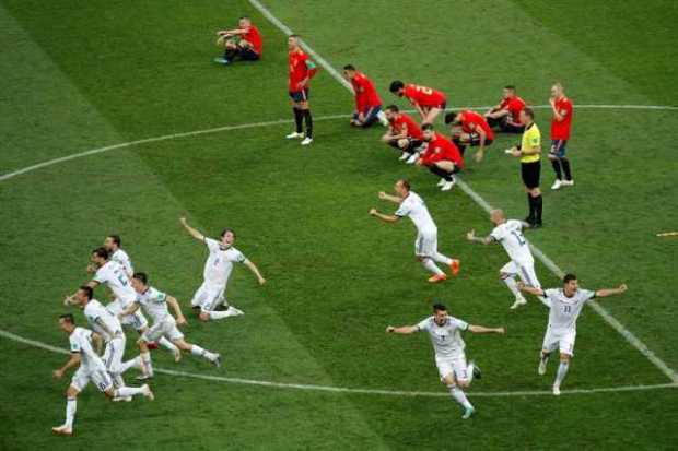 Jugadores rusos celebran la victoria tras el partido España-Rusia por los octavos de final del Mundial en el Estadio Luzhnikí. 