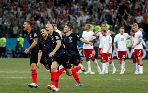 Jugadores croatas celebran la victoria tras el partido Croacia-Dinamarca, de octavos de final.