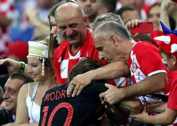 Celebración de Luka Modric con los aficionados de Croacia. 