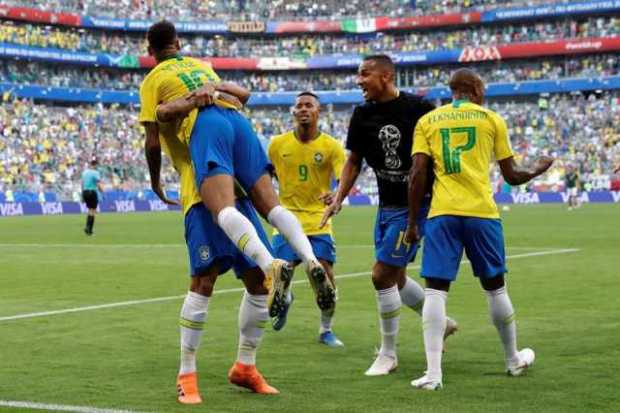 Jugadores brasileños celebran el 2-0 durante el partido Brasil-México, de octavos de final del Mundial de Fútbol de Rusia 2018, 