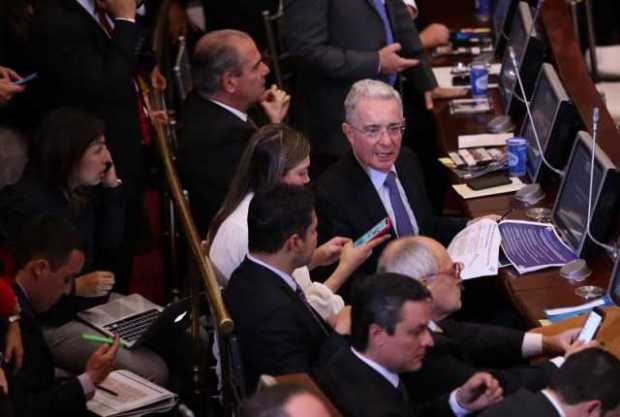 El senador Álvaro Uribe Vélez (c-d) en la instalación del nuevo periodo de sesiones del Congreso el pasado 20 de julio. 