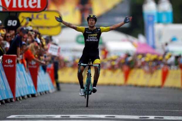 El ciclista esloveno Primoz Roglic, del equipo Lotto Jumbo, celebra la victoria tras cruzar la línea de meta de la decimonovena 