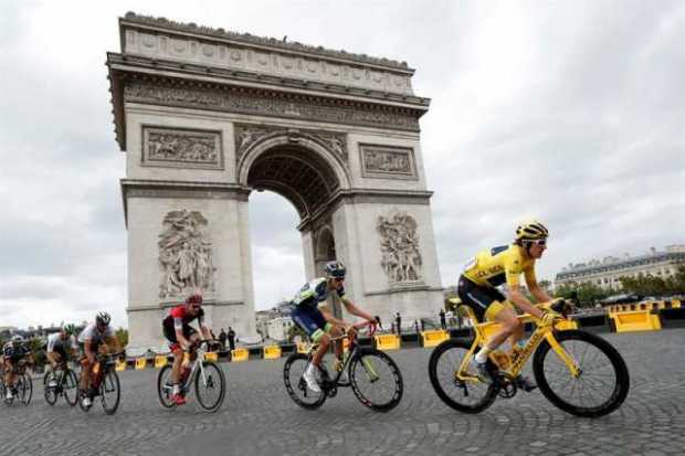 Geraint Thomas, de Gran Bretaña, luce la camiseta amarilla de líder general en la última etapa del Tour de Francia. 