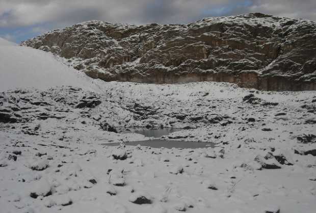 En enero del 2014 se generó una laguna, que ya no existe, en el glaciar del Santa Isabel. Fue producto de la temporada seca y de