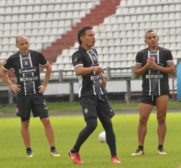 Andrés Correa, Diego Arias y Ray Vanegas en el entrenamiento de ayer en el estadio Palogrande.