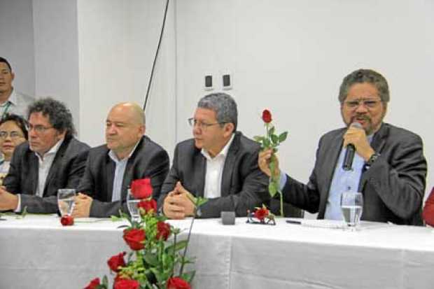 Pastor Alape, Carlos Antonio Lozada, Pablo Catatumbo e Iván Marquez, cuatro de los 32 líderes de la desmovilizada guerrilla que 