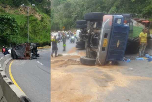 Camión con chatarra volcado en la doble calzada. 