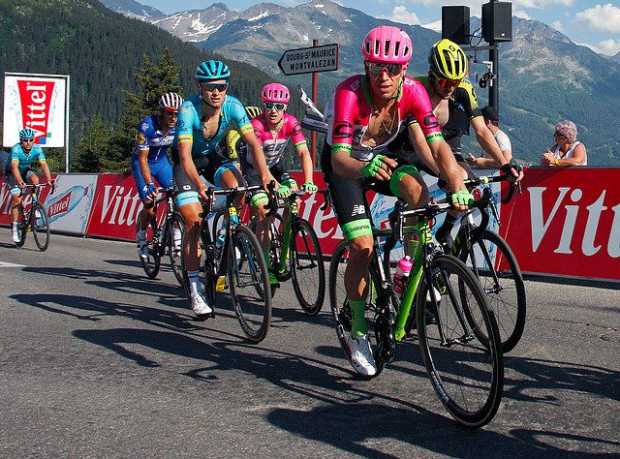 Rigoberto Urán en la actividad de la etapa 11 del Tour de Francia-2018. 