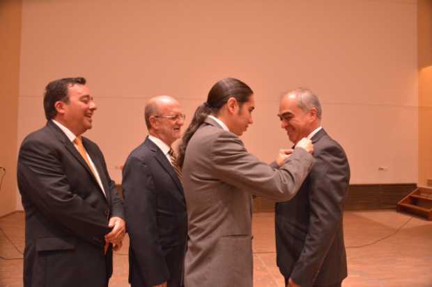 La U. de Caldas recibió la medalla Honor al Mérito de la Asamblea. Entregaron los diputados Mauricio Londoño, Henry Gutiérrez y 