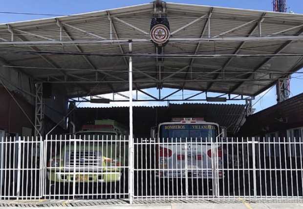 Tras las rejas permanece la ambulancia del cuerpo de bomberos de Villamaría.