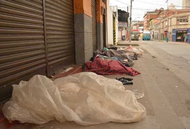 Esta escena es común en varias zonas de la ciudad. Habitantes de calle durmiendo en la mañana.