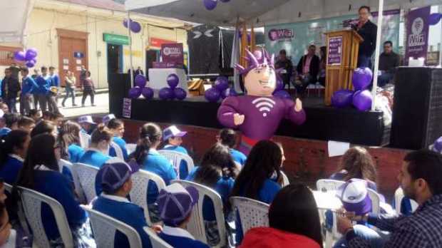 Estudiantes de colegios llegaron al Parque para la inauguración de la nueva zona de wifi gratuita. 