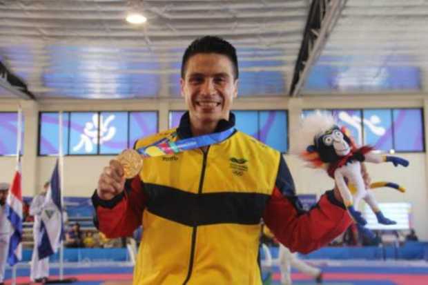 Andrés Felipe Rendón, karateca caldense, con la medalla de oro en los Juegos Centroamericanos. 