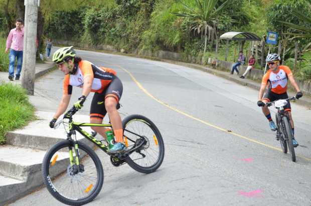 Yebrail Andrés Pacheco y Marlon Pacheco, del equipo Interactive Team, en su paso por el sector de El Palo, en la entrada de la v