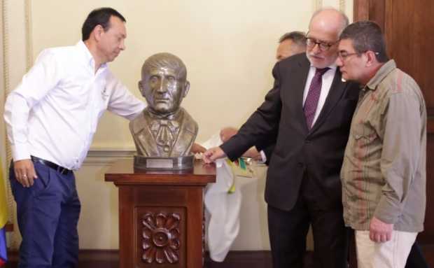 El gobernador de Caldas, Guido Echeverri, y el secretario de Cultura, Lindon Alberto Chavarriaga, descubriron ayer el busto del 