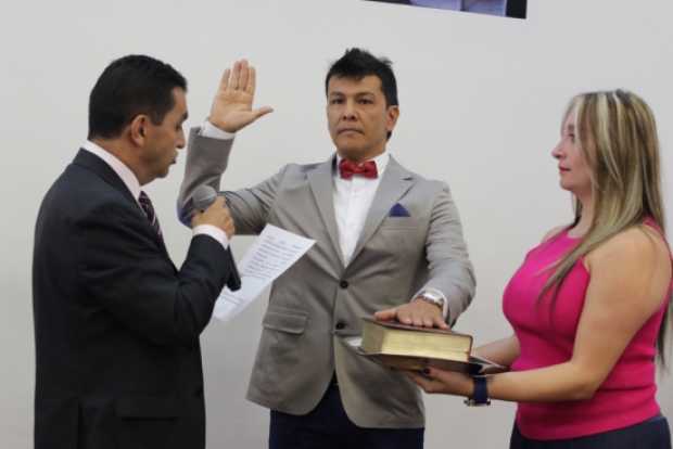 El presidente del Concejo de Manizales, Orlando Quiceno, le tomó juramento ayer a Diego Fernando Espinosa como nuevo concejal de