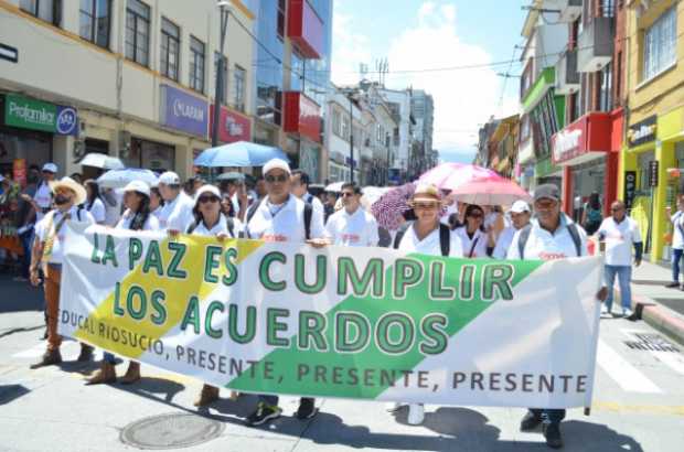 Bajo el sol marcharon los docentes ayer en Manizales.