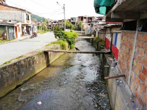 La quebrada Cameguadua recibe basuras y vertimientos de viviendas e industrias de la zona.  
