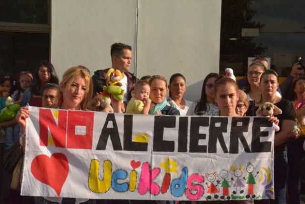 Al menos 70 personas protestaron ayer a las afueras del Hospital Infantil. La actividad se denominó No al cierre de la UCIKIDS.