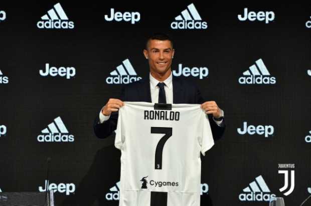 El portugués Cristiano Ronaldo fue presentado esta mañana y tuvo su primera conferencia de prensa en el club italiano Juventus d
