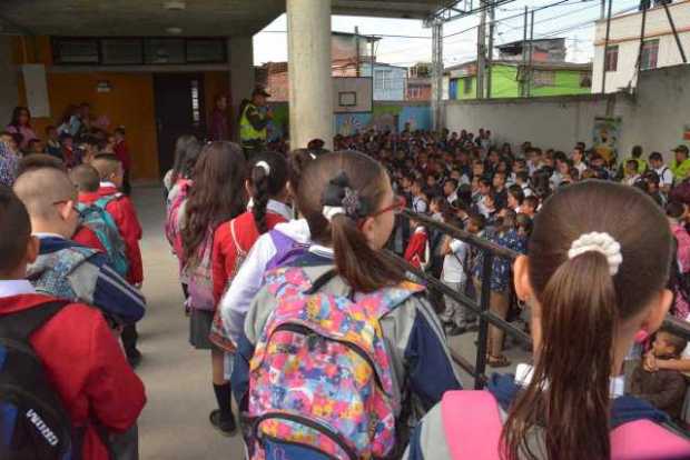 Regreso a clases en Caldas:  Bienvenida de la Policía, todo sobre alimentación, transporte e internet, voces de docentes y alumn