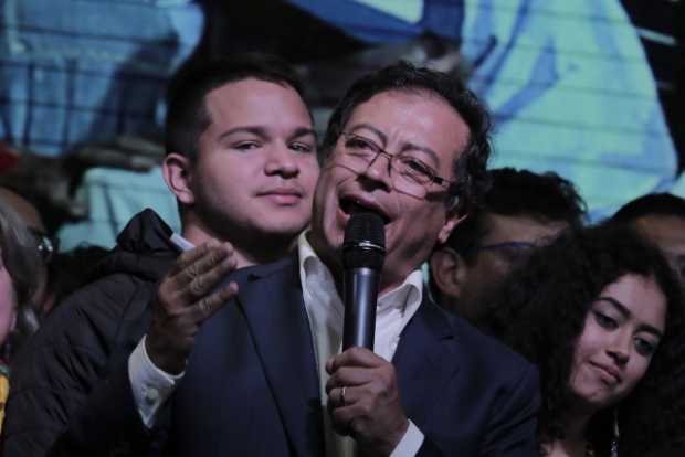 SIC embargará parte del sueldo de Gustavo Petro como senador 