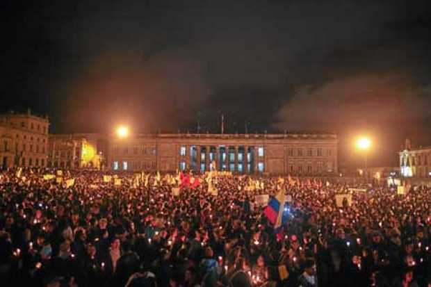 Una multitud se tomó la Plaza de Bolívar de Bogotá. Con gritos clamaron por garantías a la labor que desempeñan los líderes y co