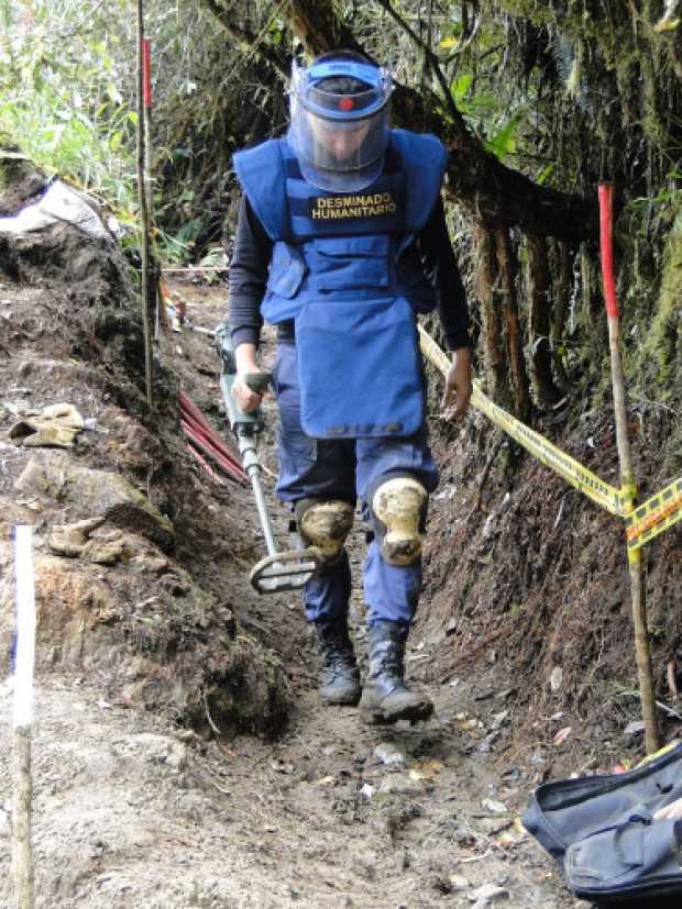 Los soldados trabajan con un completo equipo de seguridad personal para evitar lesiones graves en caso de un accidente al desact