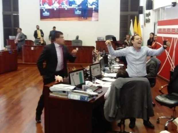 Momento en el que Carlos Mario Marín, concejal de Alianza Verde, interrumpió la sesión. 