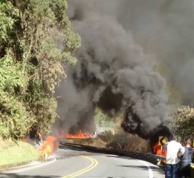 Tractocamión se volcó e incendió en Cerro Bravo