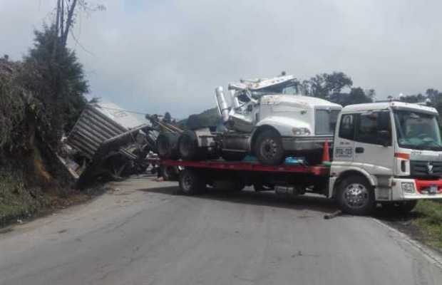 Tractomula se volcó en vía Anserma-Quinchía