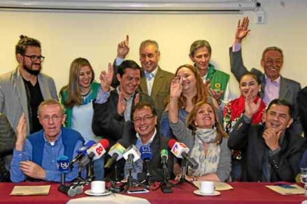 El Partido Alianza Verde selló su adhesión al candidato presidencial Gustavo Petro. 