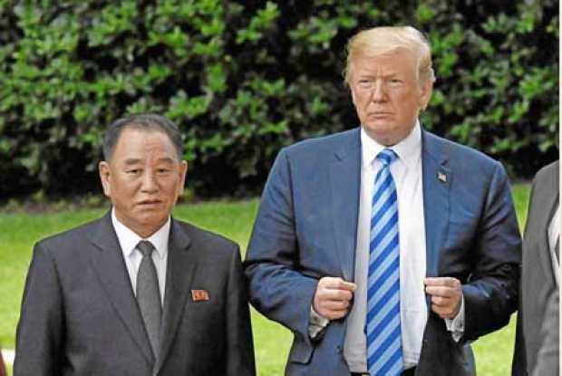 Kim Yong Chol, número dos del régimen norcoreano, al lado del presidente estadounidense, Donald Trump. 