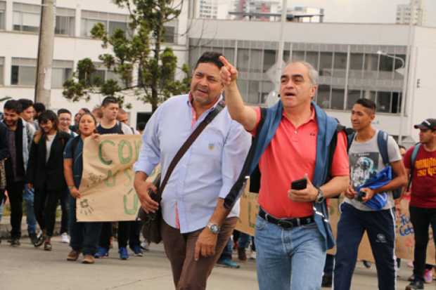 Al frente en marcha