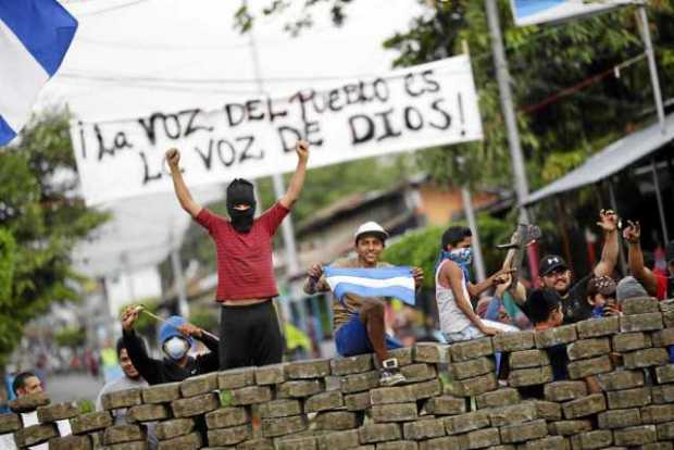 Foto | EFE | LA PATRIA  Manifestantes hacen barricadas durante una manifestación en Masaya. 