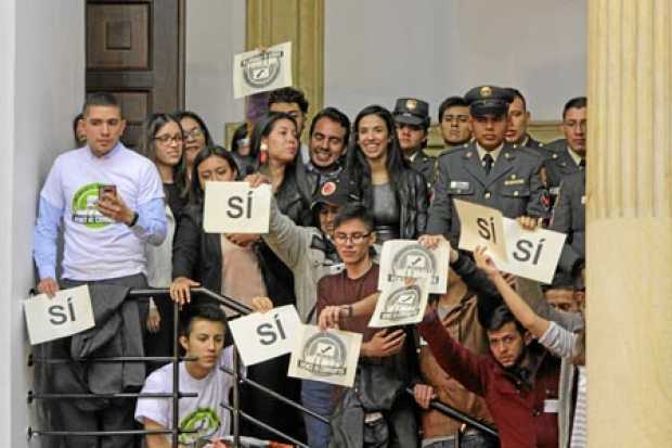 Ciudadanos acudieron al recinto del Senado para presenciar la votación de la consulta anticorrupción. 