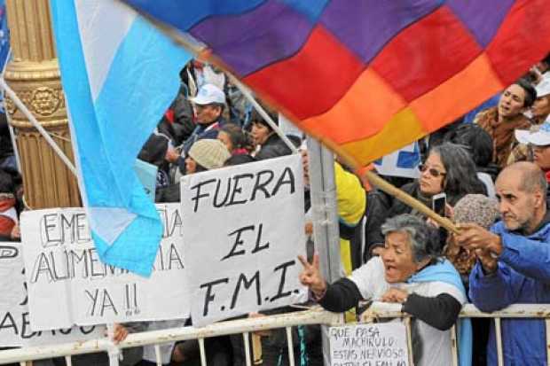 A pesar del rechazo de argentinos contra un nuevo préstamo del FMI, el presidente, Mauricio Macri, espera con el nuevo crédito b