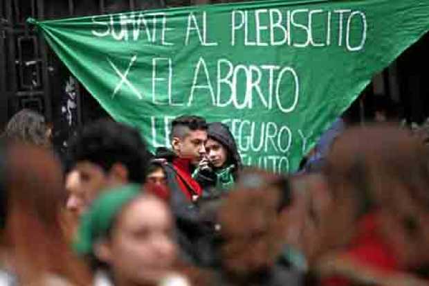 Los estudiantes argentinos piden a los legisladores que aprueben la ley de aborto legal, seguro y gratuito.