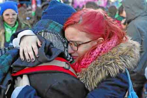 Foto | EFE | LA PATRIA Miles de mujeres festejaron la aprobación de la despenalización del aborto por la Cámara de Diputados en 