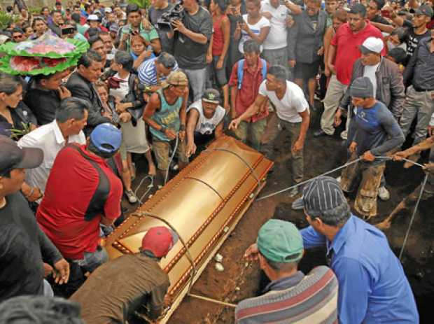 En el cementerio Milagro de Dios, a las afueras de Managua, centenares de personas se acercaron a despedir a seis miembros de un