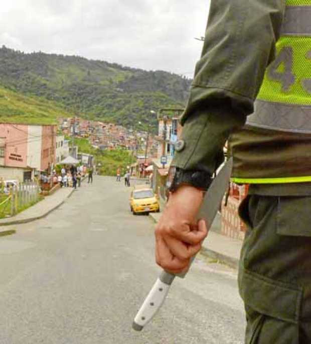 Con cuchillo en mano Foto | LA PATRIA Manizales. Mientras los habitantes de la Comuna Ciudadela del Norte votaban a eso de las 1