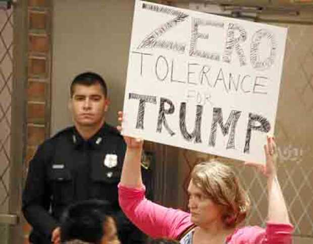 Foto | EFE | LA PATRIA Una mujer sostiene un cartel contra el presidente estadounidense, Donald J. Trump, y política de "toleran