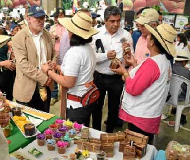 Unidos en Perú Foto | Cortesía | LA PATRIA Manizales. Los tres gobernadores del Eje Cafetero: Carlos Osorio, del Quindío; Sigifr