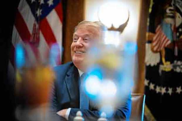 Foto | EFE | LA PATRIA  El presidente, Donald Trump, festeja el triunfo de su política migratoria en el Tribunal Supremo estadou